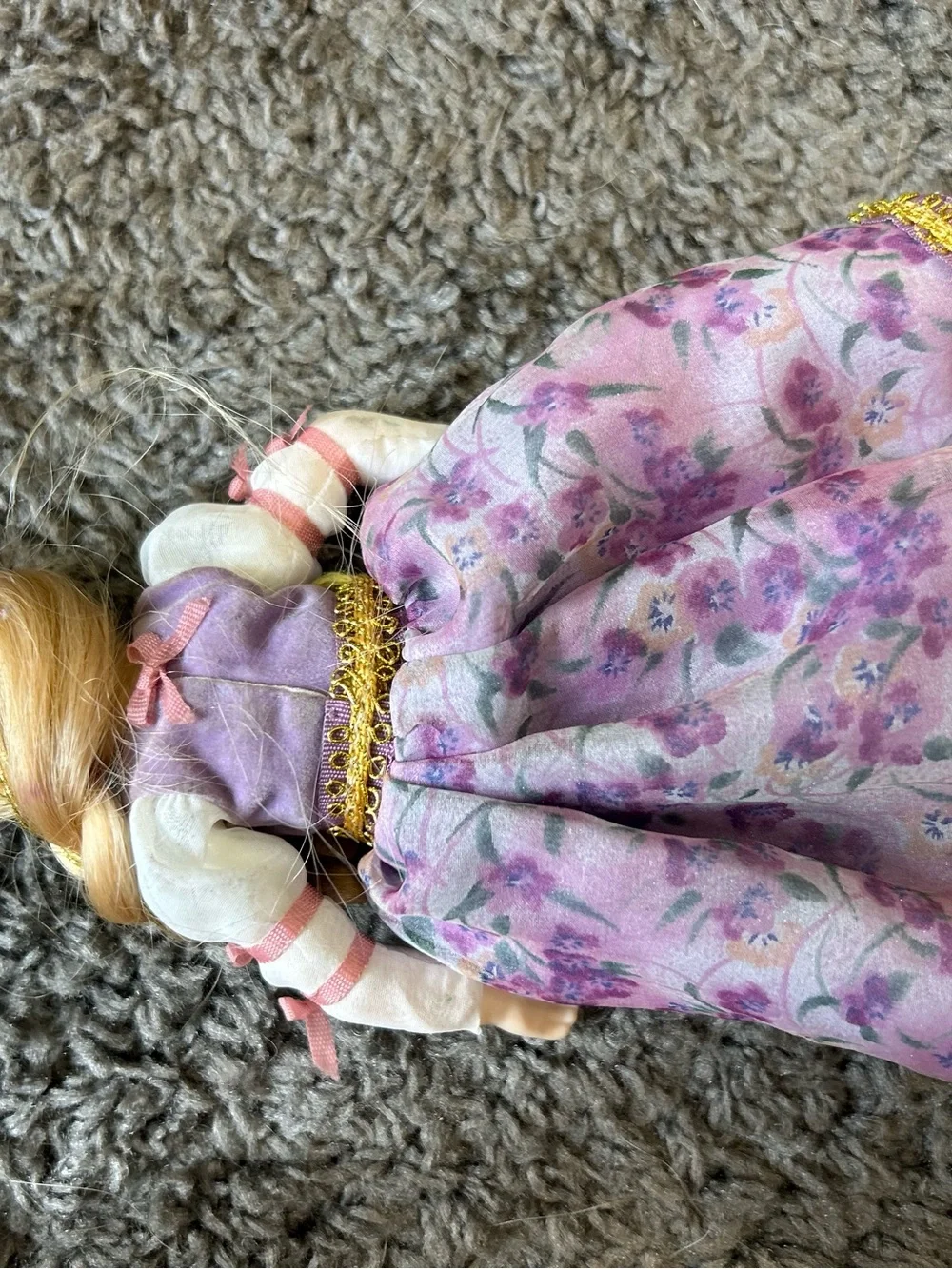 VTG 1986 Avon Rapunzel Fairy Tale Collection Porcelain Doll ✨